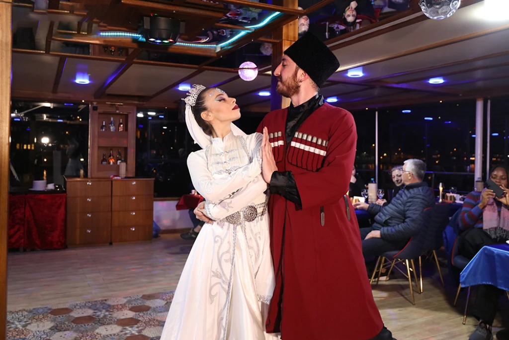 ディナーとエンターテイメントが楽しめるボスポラスクルーズ（ソフトドリンク飲み放題）