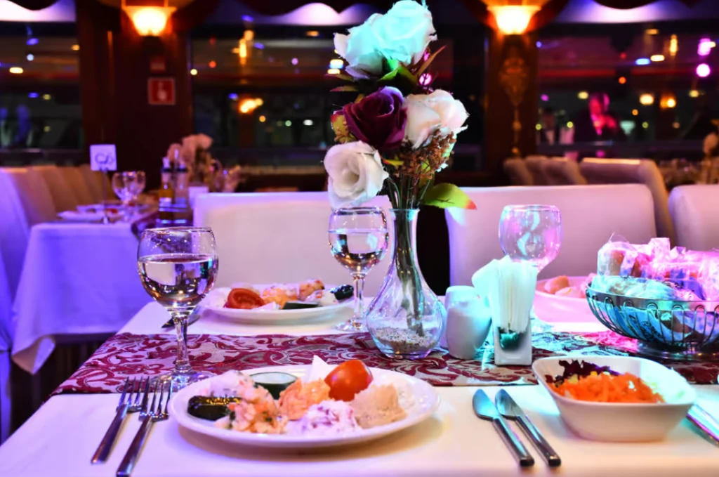 博斯普鲁斯游船晚餐和娱乐（无限量软饮料）