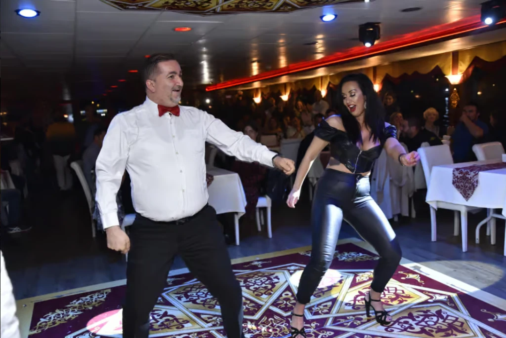 博斯普鲁斯游船晚餐和娱乐（无限量软饮料）