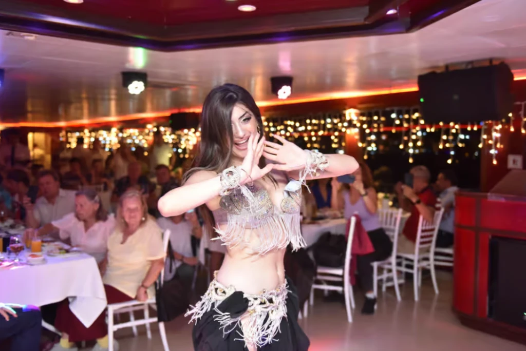 博斯普鲁斯游船晚餐和娱乐（无限量软饮料）