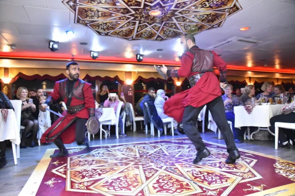 博斯普鲁斯游船晚餐和娱乐（无限量软饮料）