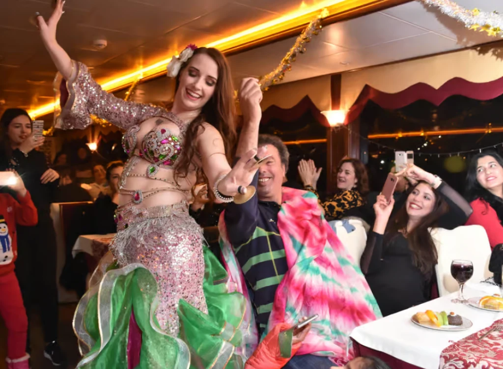 博斯普鲁斯游船晚餐和娱乐（无限量软饮料）