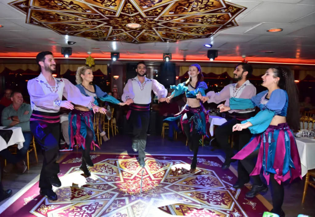 博斯普鲁斯游船晚餐和娱乐（无限量软饮料）