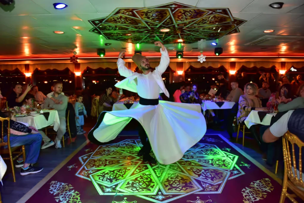 博斯普鲁斯游船晚餐和娱乐（无限量软饮料）