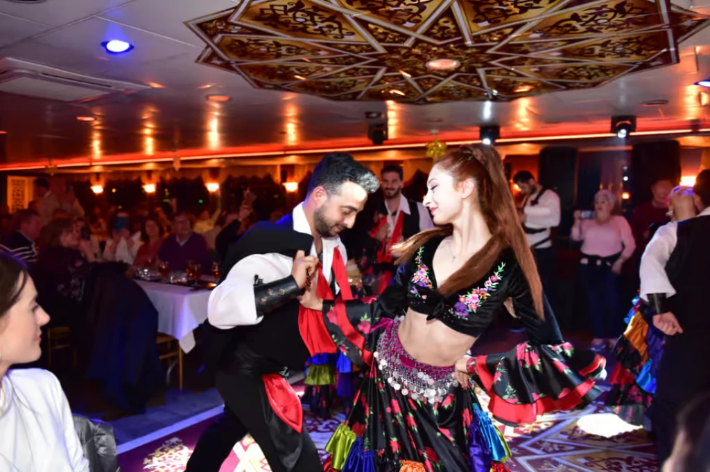 博斯普鲁斯游船晚餐和娱乐（无限量软饮料）