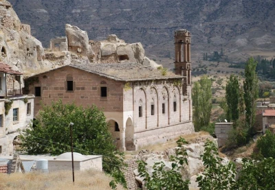 Upptäck Kappadokiens dolda skatter: Soganli-dalen, Sobesos antika stad, Keslik-klostret, Cemil-kyrkan och Mustafapas gamla grekiska by.