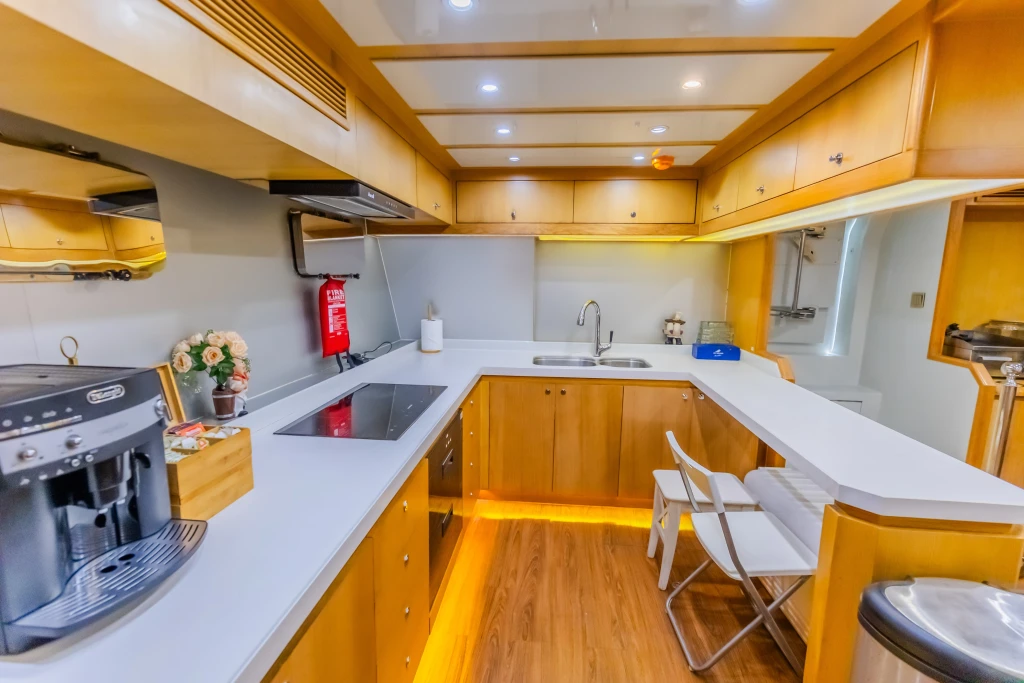 Excursión privada en yate Kona de 110 pies en Dubái