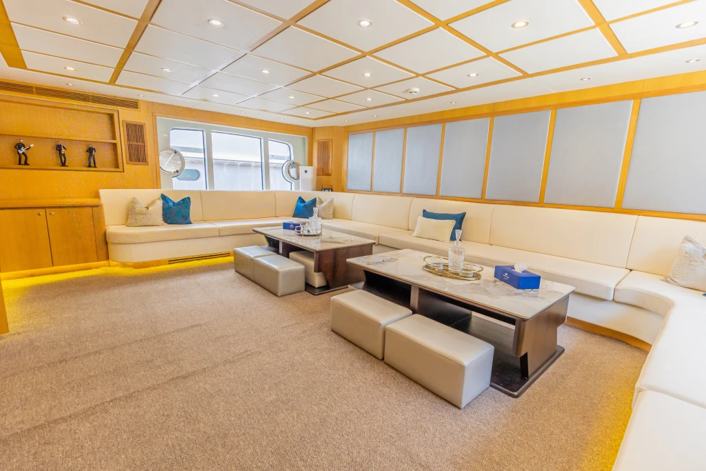 Excursión privada en yate Kona de 110 pies en Dubái