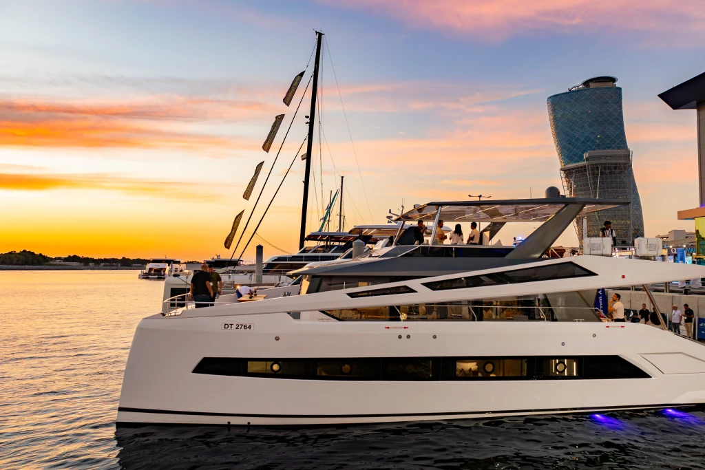 "Excursão de Iate Privado Catamarã Infinity 60ft em Dubai"