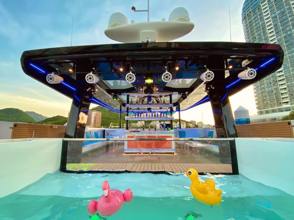 Iate Privado Ozone 55ft para Festa e Diversão com Jacuzzi