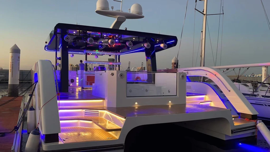 Iate Privado Ozone 55ft para Festa e Diversão com Jacuzzi