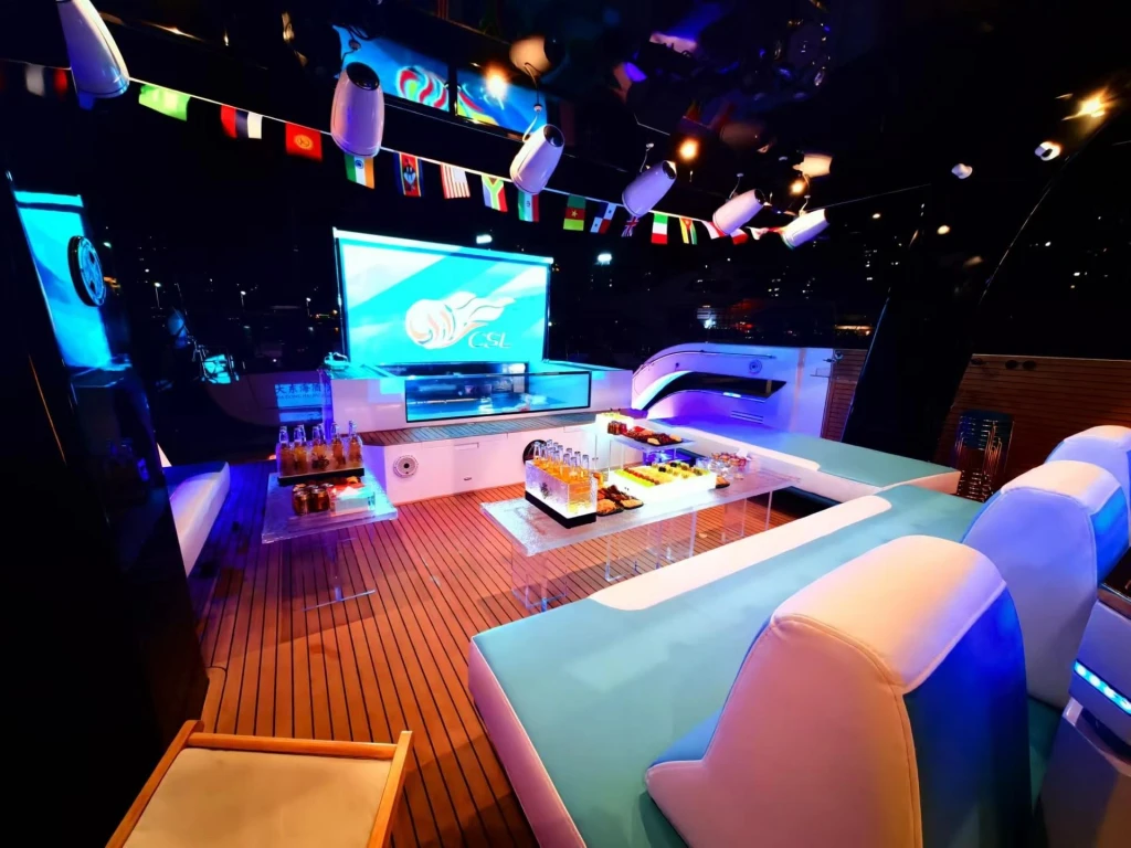 Iate Privado Ozone 55ft para Festa e Diversão com Jacuzzi