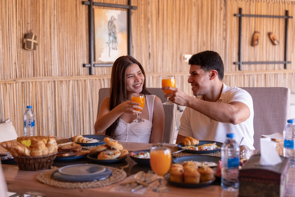 Dubai Sunrise Hot Air Balloon Tour with Falcon Show and Desert Safari