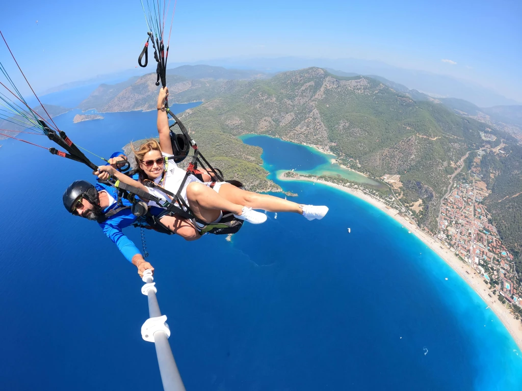 Apa yang dikenakan saat terbang layang?