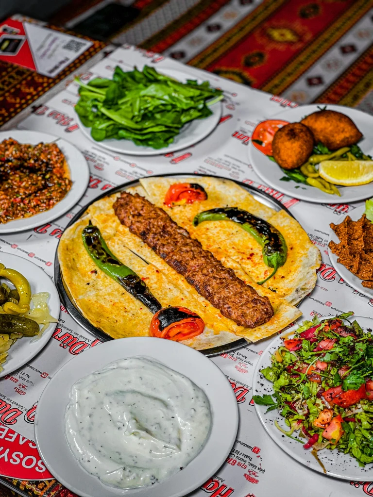 Ce que les habitants mangent réellement à Istanbul (Guide des vrais aliments 2025)
