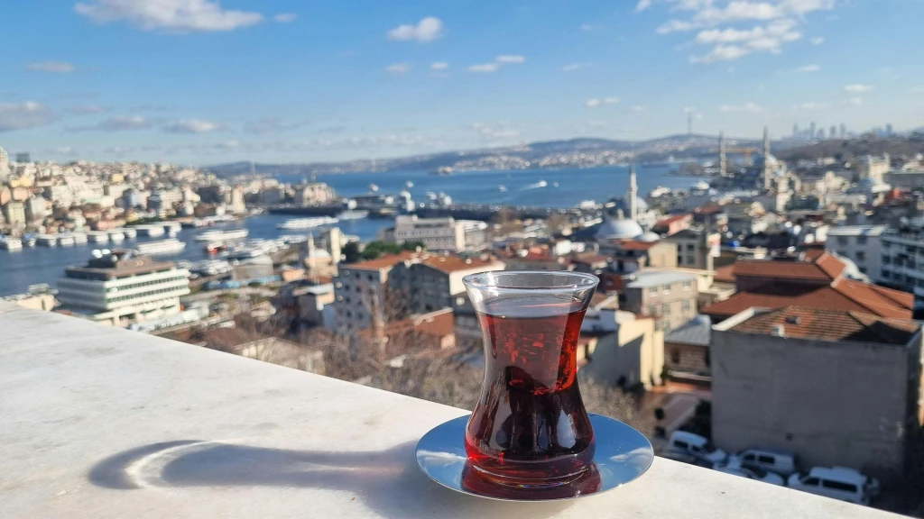 Siroter et Savourer : Explorer la Culture du Café et du Thé à Istanbul en 2025