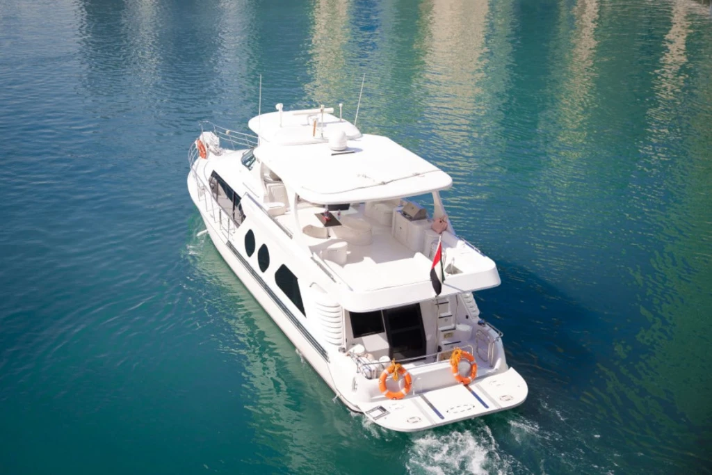 Аренда роскошной яхты в Дубае 64 фута – 25 гостей (только по предварительной записи)