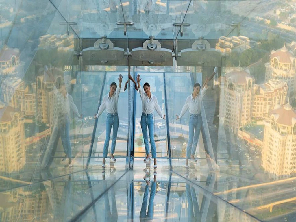 عرض السماء في دبي مع الشريحة الزجاجية