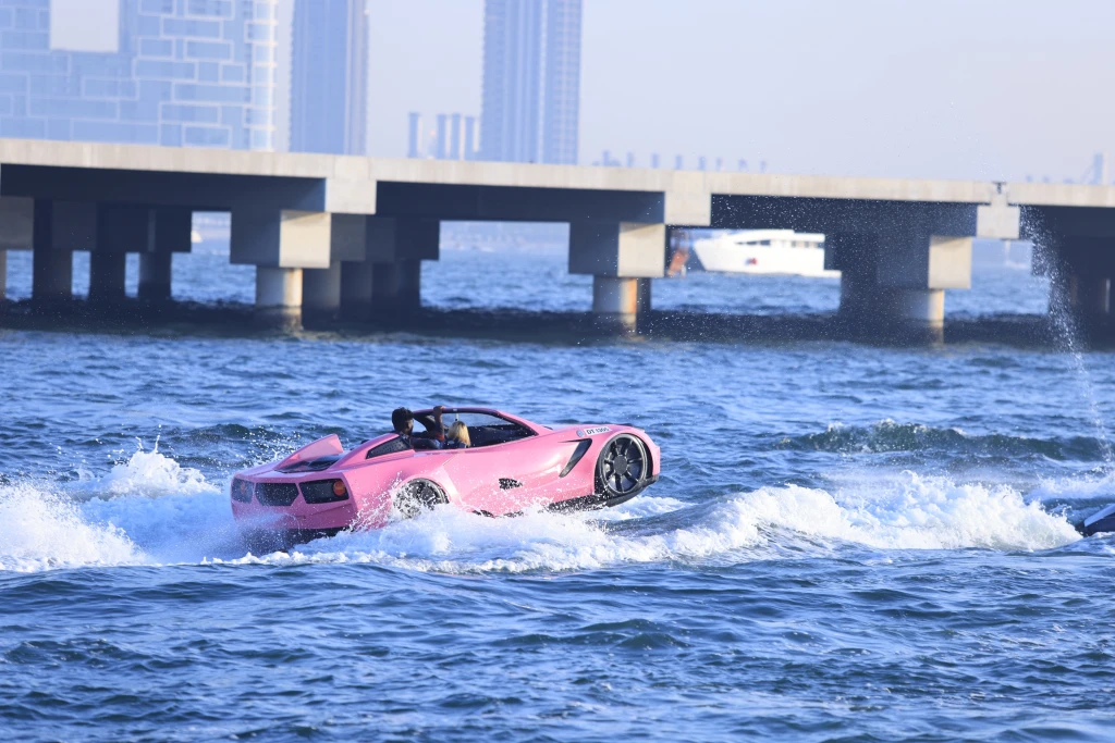 Опыт на реактивной машине над водой