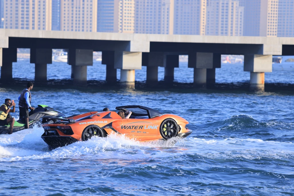 Опыт на реактивной машине над водой