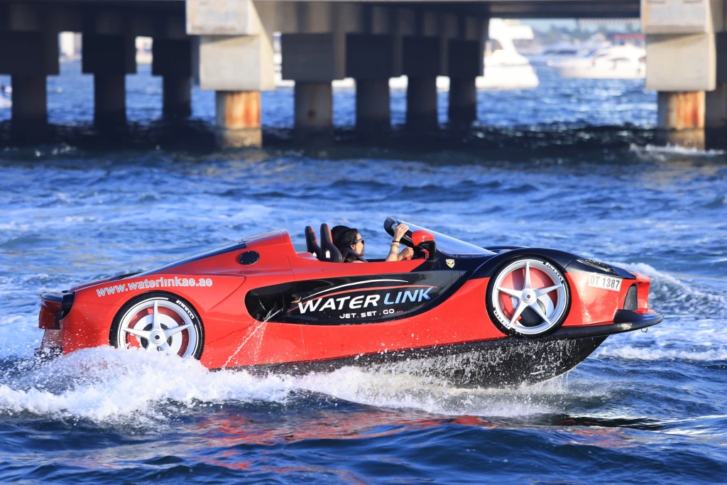 Опыт на реактивной машине над водой