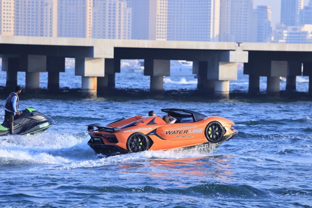 Опыт на реактивной машине над водой