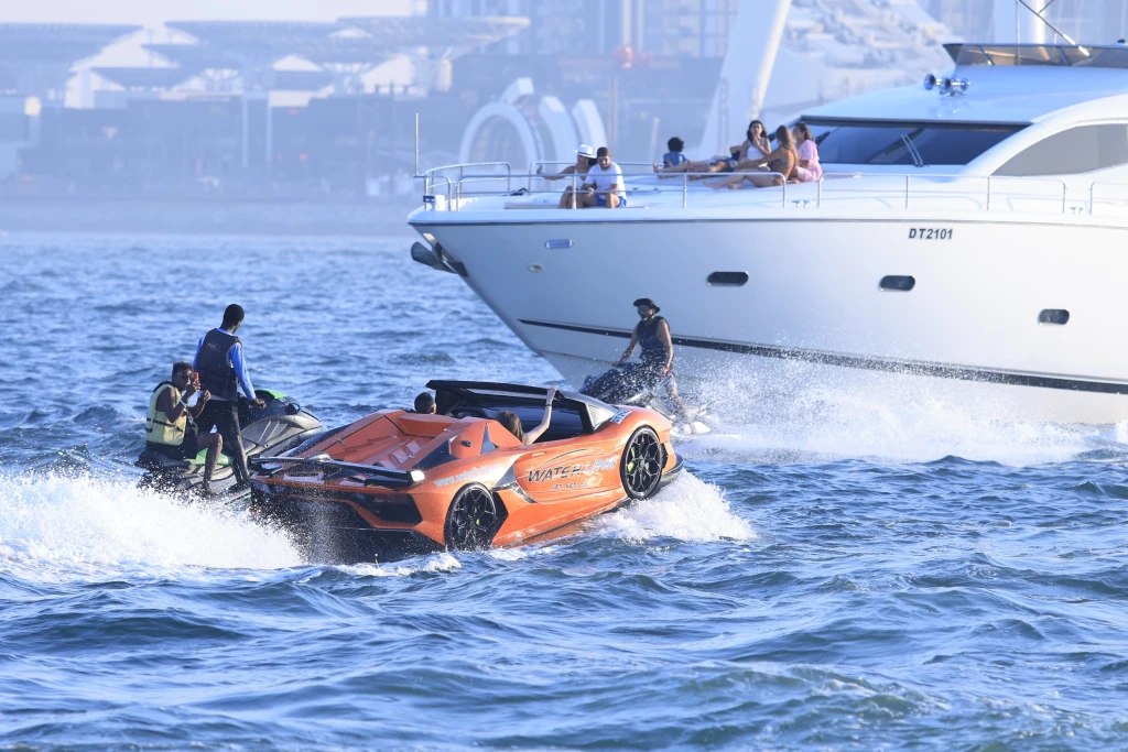 Опыт на реактивной машине над водой