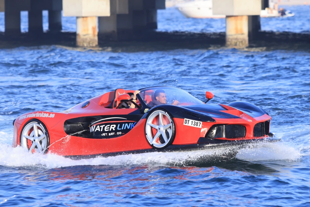 Опыт на реактивной машине над водой