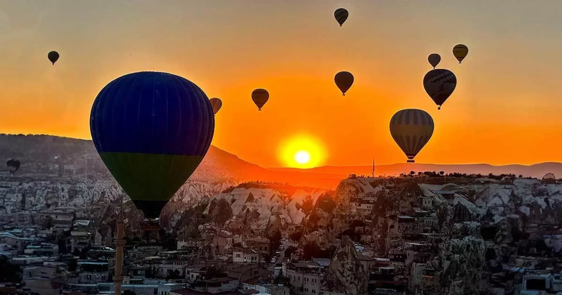 Zboruri cu balonul la răsărit deasupra Valea Trandafirilor din Cappadocia