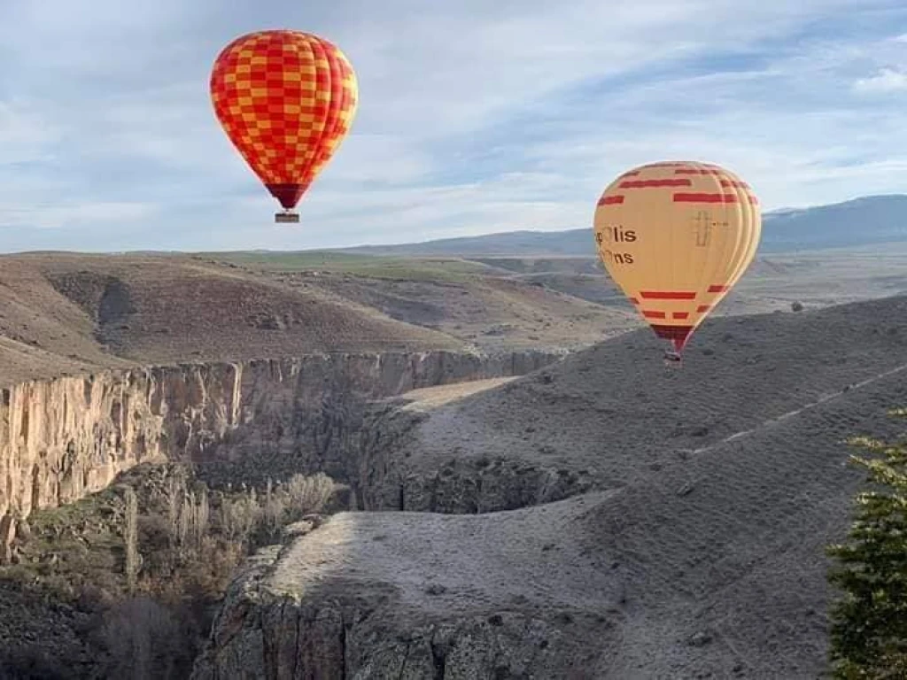 カッパドキア・イフララ渓谷熱気球アドベンチャー体験