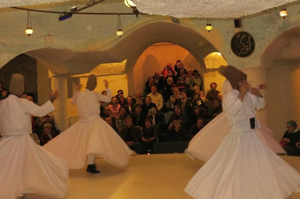 طقس الدراويش الم旋转 في تركيا