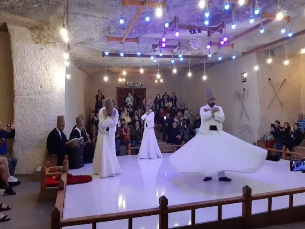 طقس الدراويش الم旋转 في تركيا