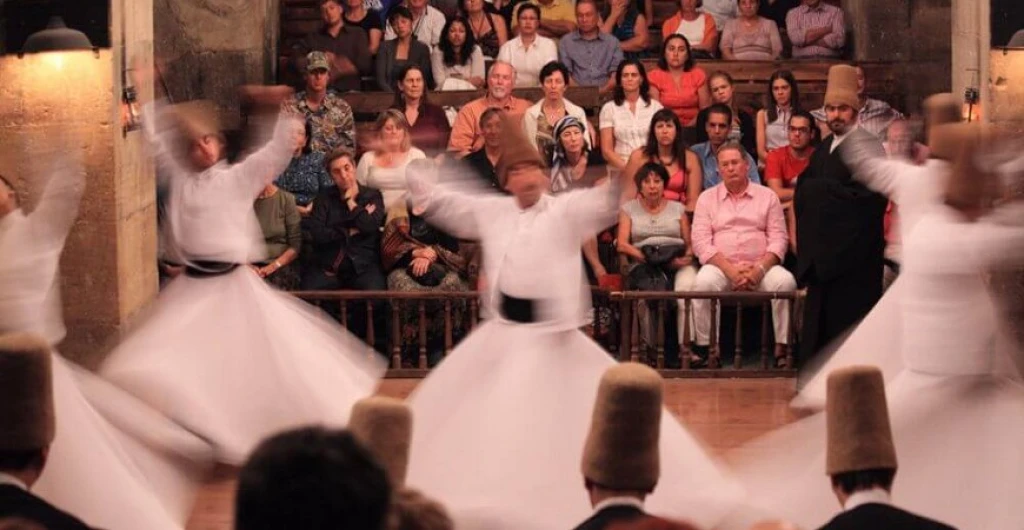 طقس الدراويش الم旋转 في تركيا