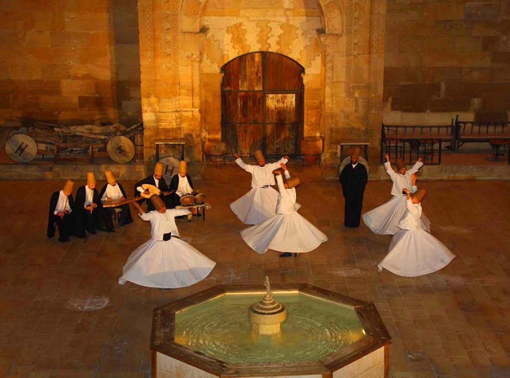 طقس الدراويش الم旋转 في تركيا