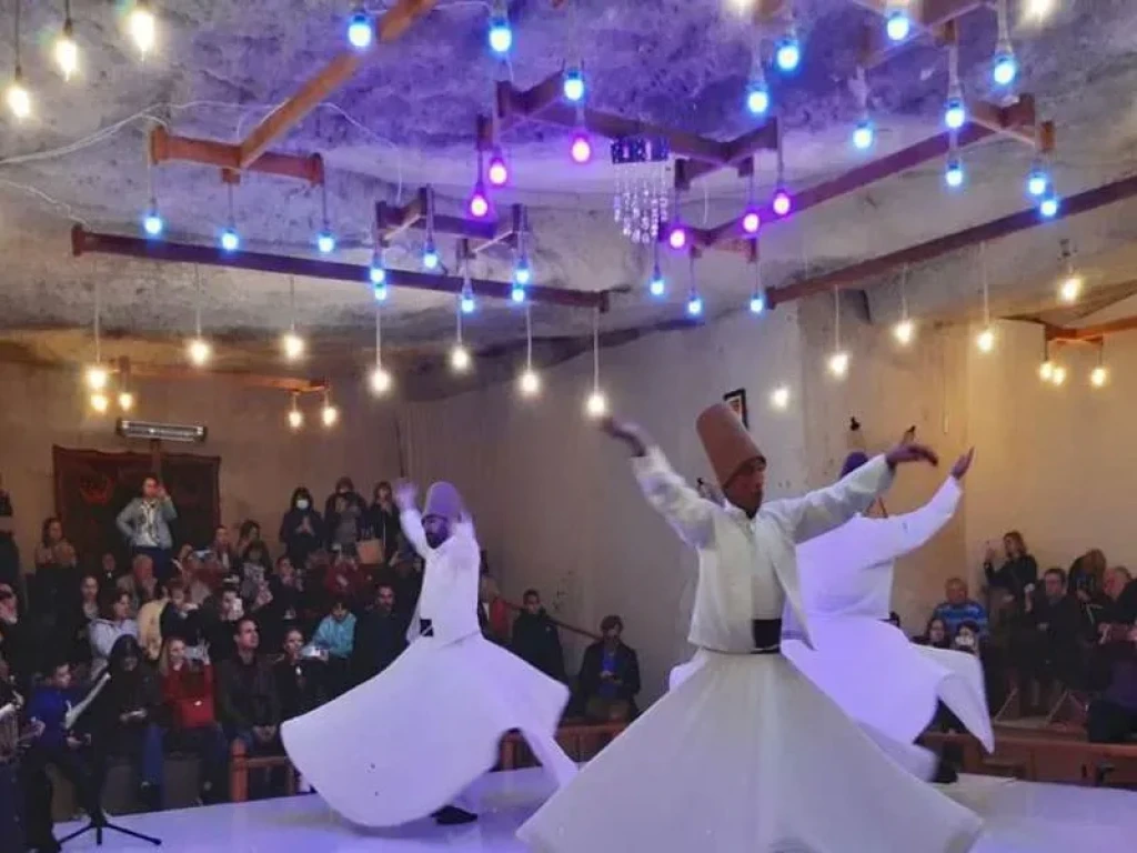 طقس الدراويش الم旋转 في تركيا