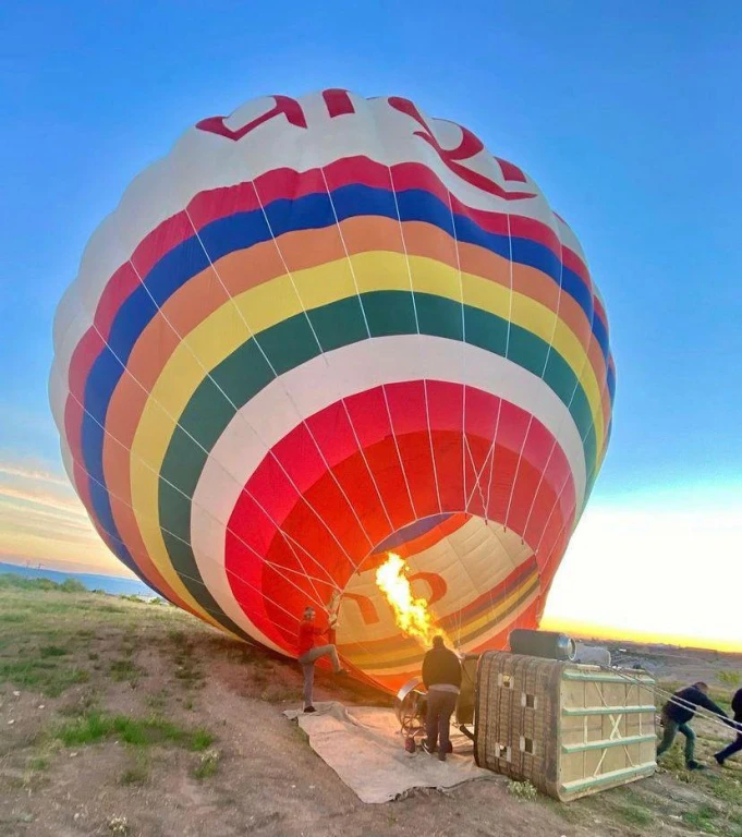 Котяча долина Кападокії на повітряній кулі