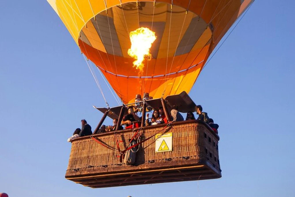 Котяча долина Кападокії на повітряній кулі