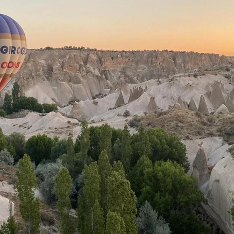 Котяча долина Кападокії на повітряній кулі