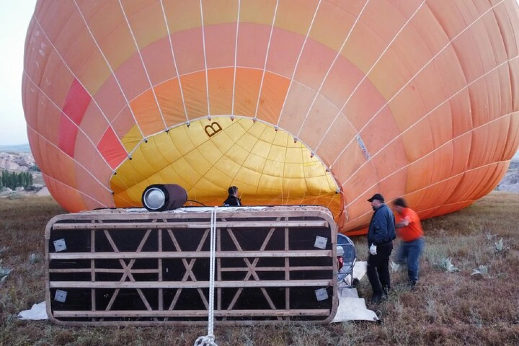 Котяча долина Кападокії на повітряній кулі