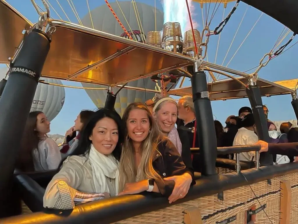 Котяча долина Кападокії на повітряній кулі