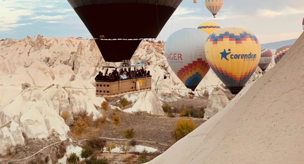 Котяча долина Кападокії на повітряній кулі