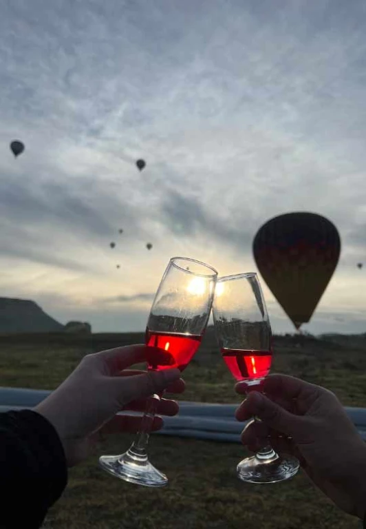 Котяча долина Кападокії на повітряній кулі