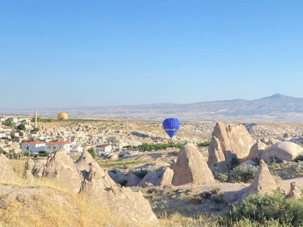 Котяча долина Кападокії на повітряній кулі