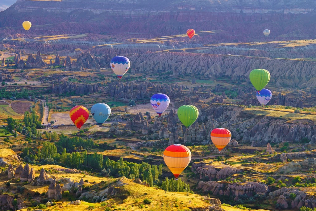 Lot balonem na gorące powietrze o wschodzie słońca w Göreme w Kapadocji