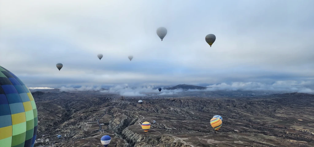 Lot balonem na gorące powietrze o wschodzie słońca w Göreme w Kapadocji