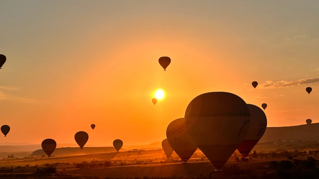 Lot balonem na gorące powietrze o wschodzie słońca w Göreme w Kapadocji