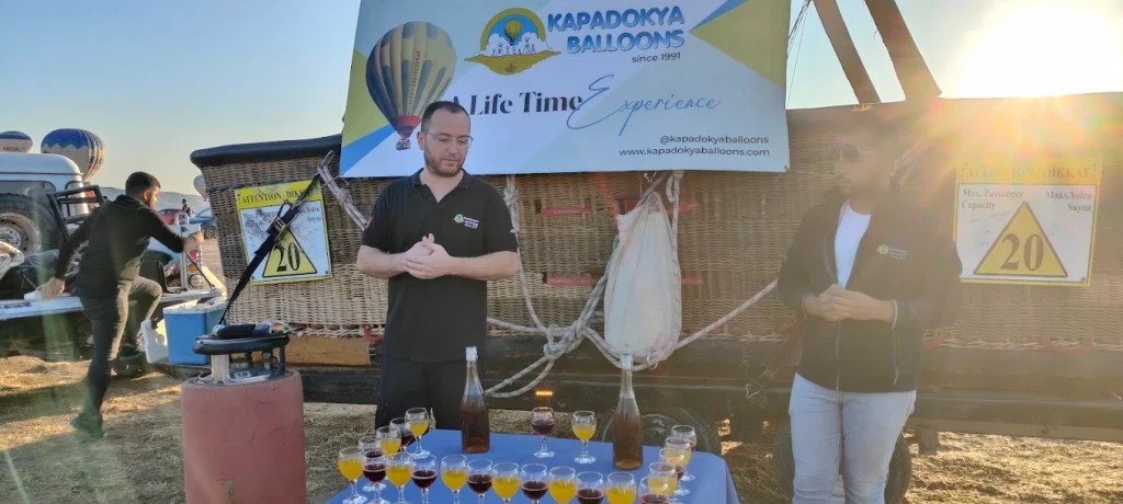 Lot balonem na gorące powietrze o wschodzie słońca w Göreme w Kapadocji