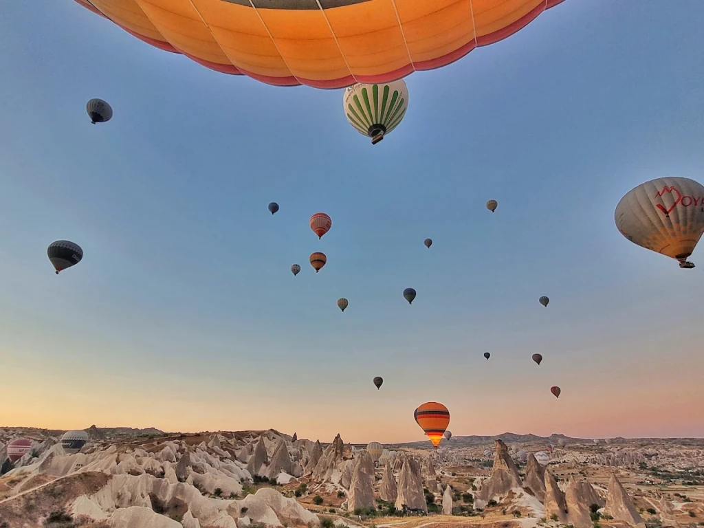 Lot balonem na gorące powietrze o wschodzie słońca w Göreme w Kapadocji