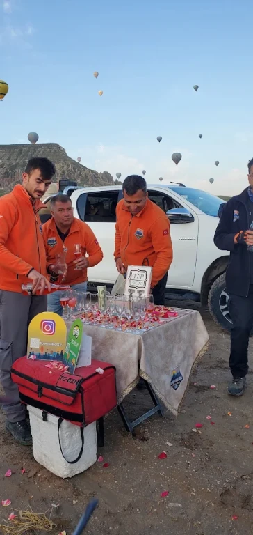 Lot balonem na gorące powietrze o wschodzie słońca w Göreme w Kapadocji