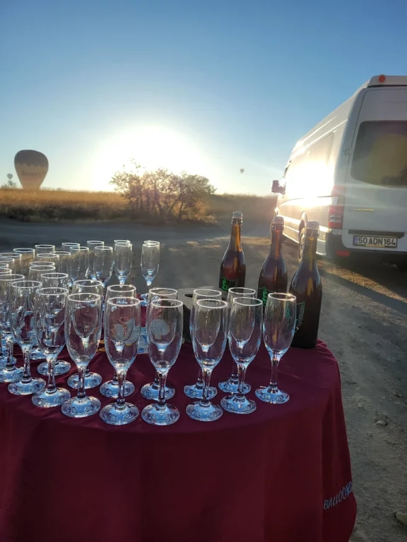 Lot balonem na gorące powietrze o wschodzie słońca w Göreme w Kapadocji
